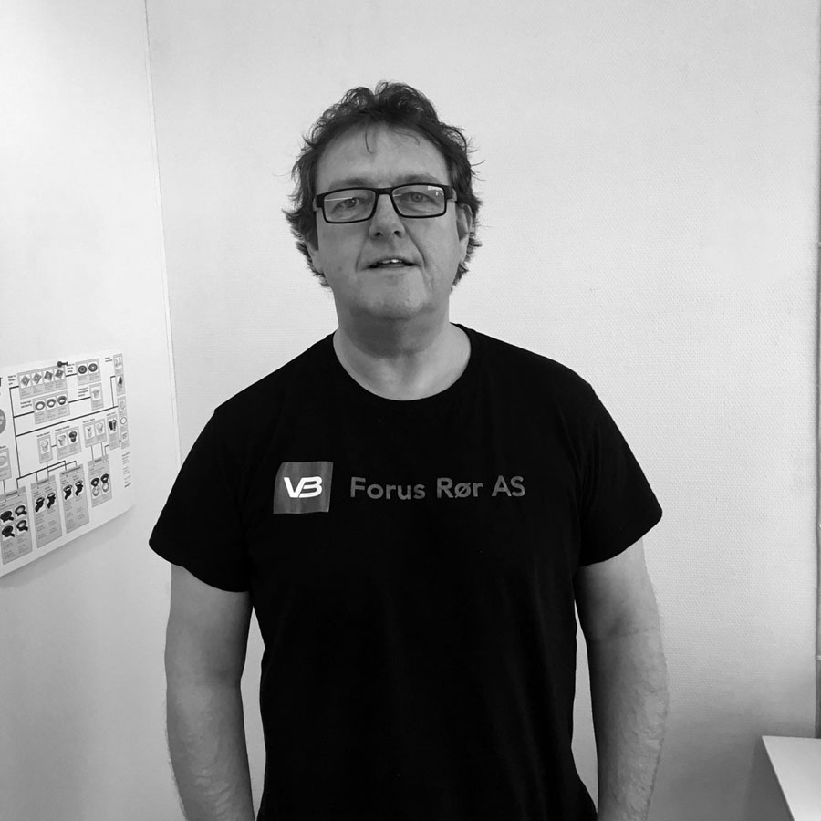 Butikkleder Petter Soma, Forus Rør iført svart t-skjorte med firmalogo.